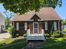 9028 W Delaware Pkwy in Munster, IN - Building Photo