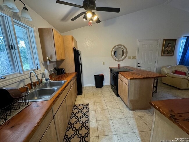 13417 TX-16 in Medina, TX - Building Photo - Building Photo