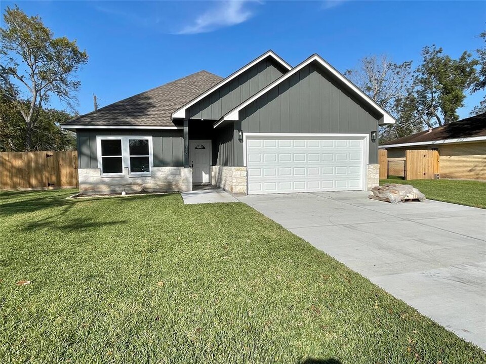 120 Honeysuckle St in Lake Jackson, TX - Building Photo