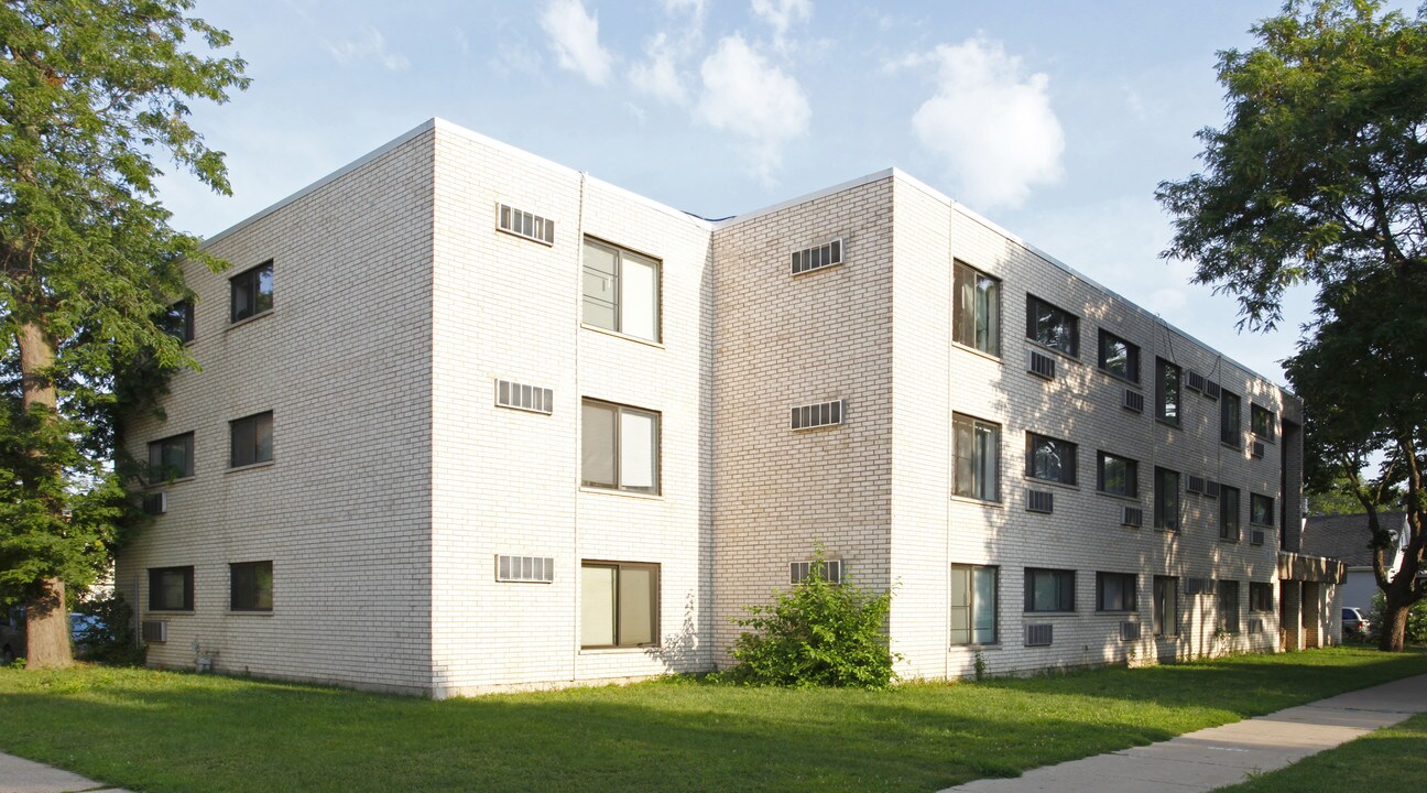 Damen Center Apartments in Chicago, IL - Building Photo