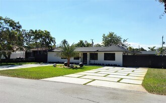 216 Shadow Way in Miami Springs, FL - Building Photo
