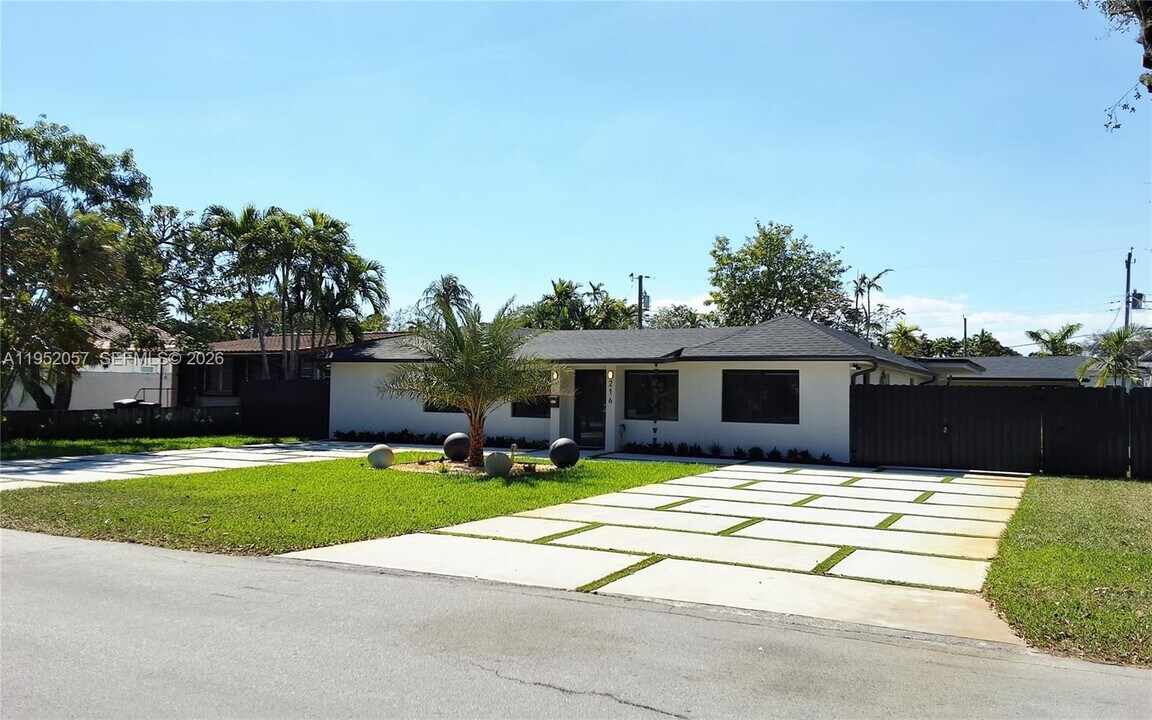 216 Shadow Way in Miami Springs, FL - Building Photo