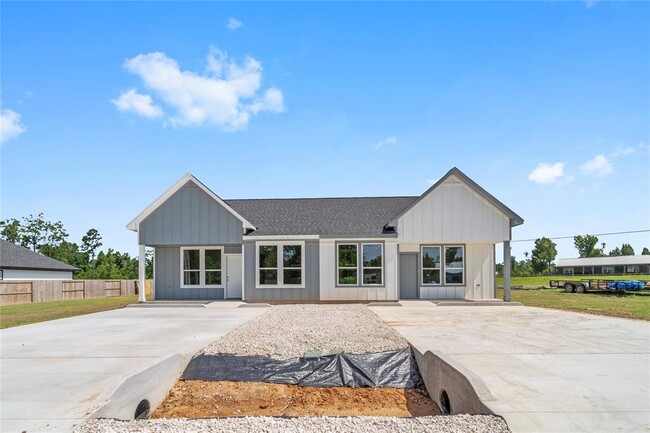 130 Long Dr in Onalaska, TX - Building Photo - Building Photo
