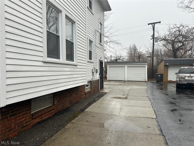 1764 Algonac Rd in Cleveland, OH - Building Photo - Building Photo