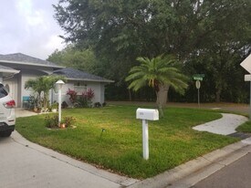 2058 Old Trenton Ln in Sarasota, FL - Building Photo