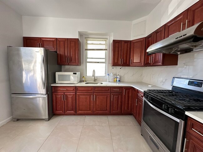 79 W 52nd St in Bayonne, NJ - Building Photo - Building Photo