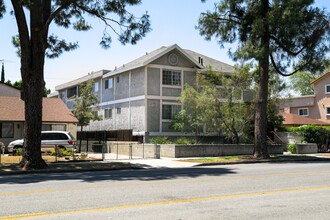 17078 Chatsworth St in Granada Hills, CA - Building Photo - Building Photo