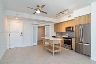 2150 N Bayshore Dr, Unit 2303 in Miami, FL - Building Photo - Building Photo
