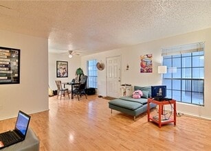 2401 Leon St, Unit 106 in Austin, TX - Building Photo - Building Photo