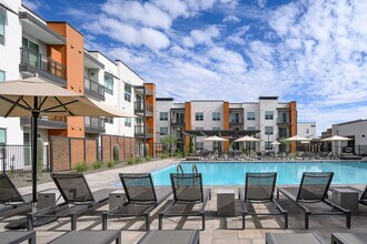 Sentio Apartments in Glendale, AZ - Foto de edificio - Building Photo