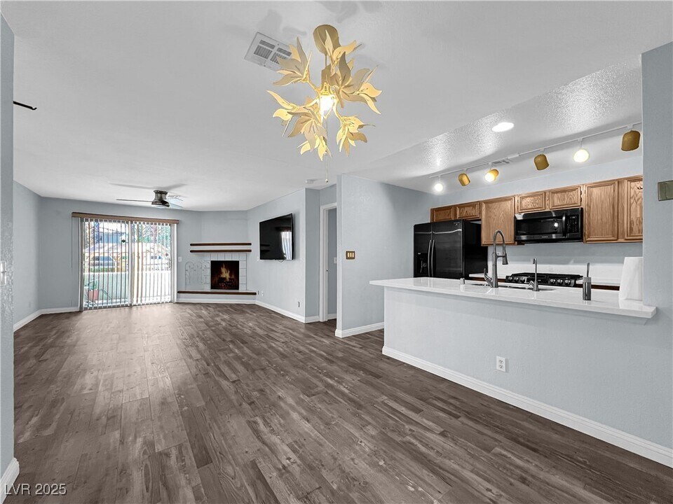2627 S Durango Dr in Las Vegas, NV - Building Photo