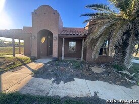 727 Co Rd 2000 in Pearsall, TX - Building Photo