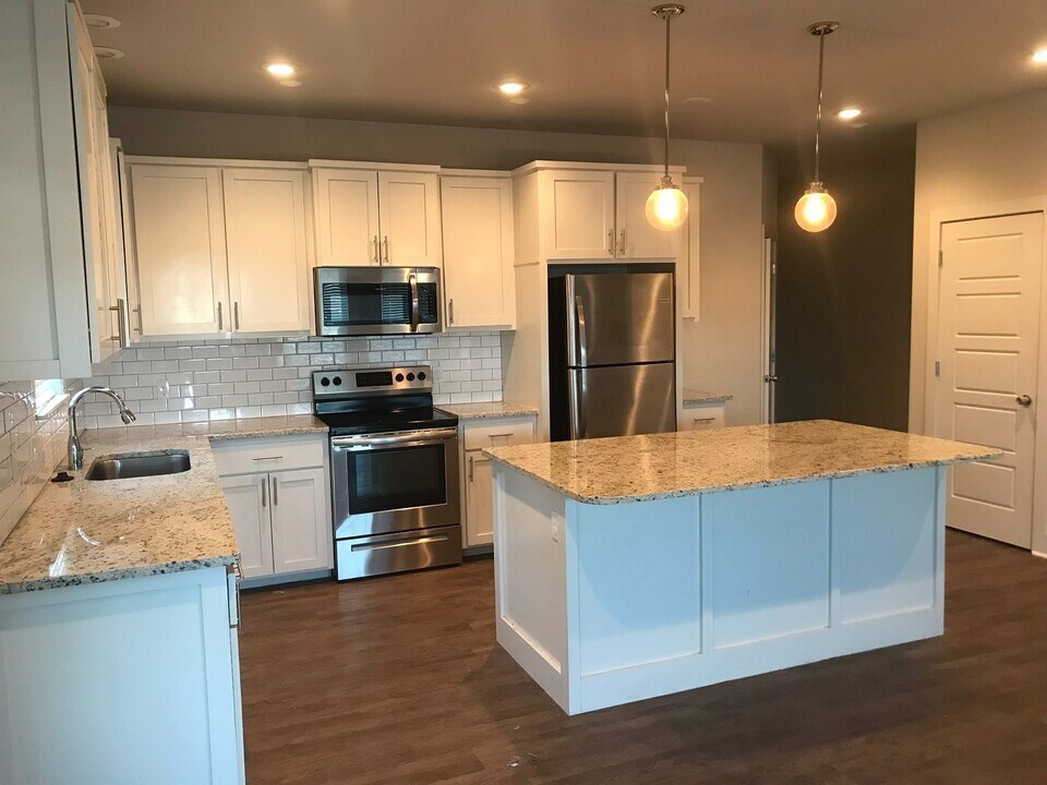 577 W Cato Springs Rd in Fayetteville, AR - Building Photo