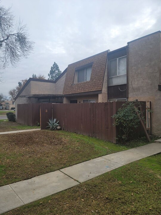 2101 Pinon Springs Cir-Unit -B in Bakersfield, CA - Building Photo