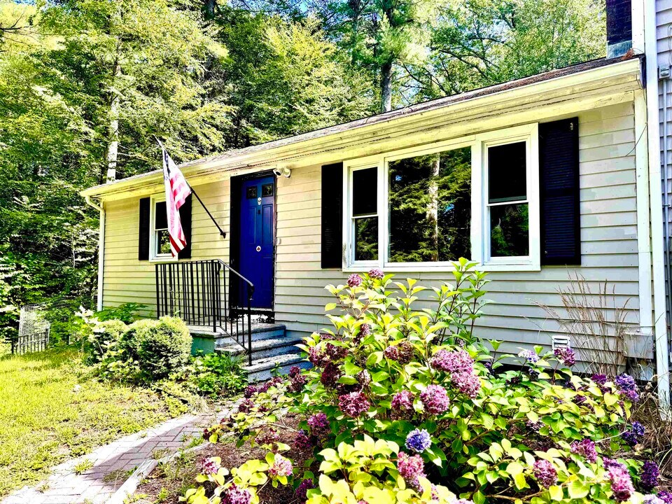 11 Beebe Ln in Merrimack, NH - Building Photo
