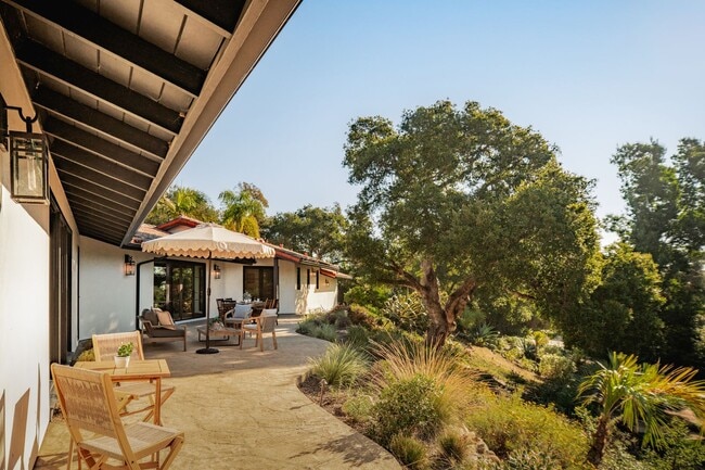 1383 School House Rd in Montecito, CA - Foto de edificio - Building Photo