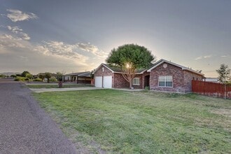 2105 W Brunson St in Alpine, TX - Foto de edificio - Building Photo
