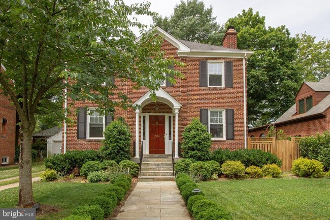 property at 204 S Ivy St