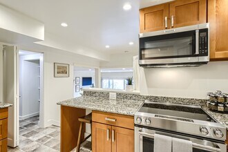 4400 55th Ave NE, Unit Lower level in Seattle, WA - Building Photo - Building Photo