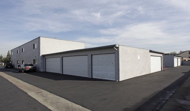 Sunset Bay III Apartment Community in Costa Mesa, CA - Building Photo - Building Photo