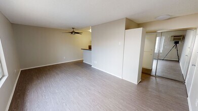 6810 Milwood in Canoga Park, CA - Foto de edificio - Interior Photo