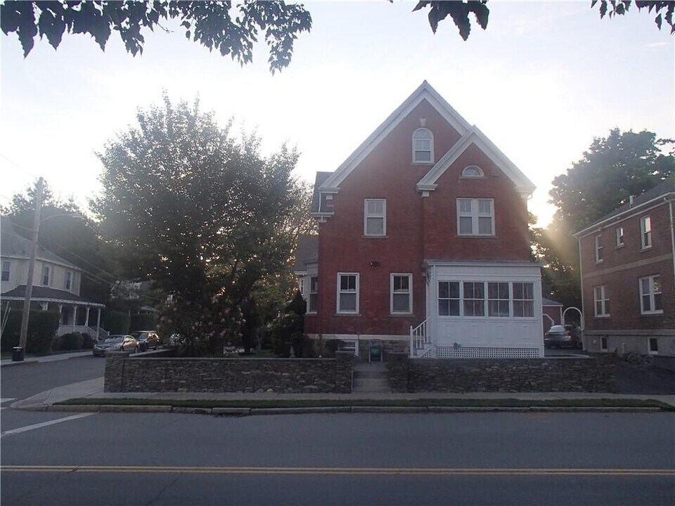 490 Broadway in Newport, RI - Building Photo