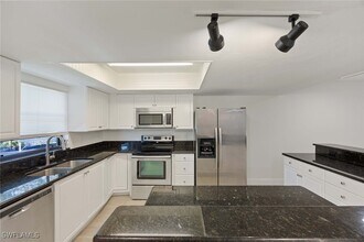 28180 Pine Haven Way in Bonita Springs, FL - Foto de edificio - Building Photo