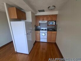 1110 Commonwealth Ave, Unit 607 in Boston, MA - Building Photo