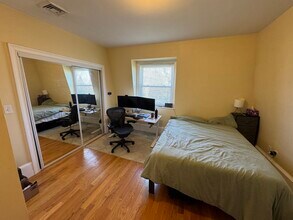 208 Holland St in Somerville, MA - Foto de edificio - Building Photo