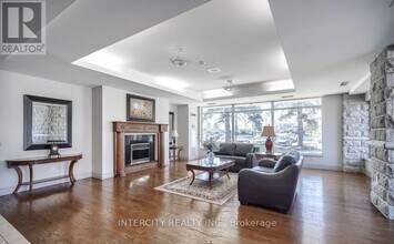 2502 Rutherford Rd in Vaughan, ON - Building Photo - Building Photo