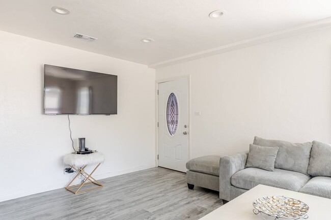 356 W Maple St, Unit 358 in Glendale, CA - Foto de edificio - Building Photo