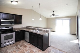 The Villas at Canyon Creek in Sioux Falls, SD - Building Photo - Building Photo