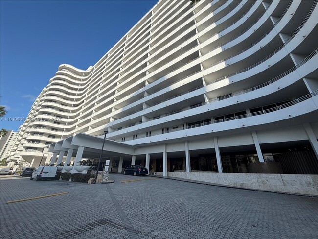 5750 Collins Ave, Unit 12H in Miami Beach, FL - Building Photo - Building Photo