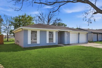 3120 Royal St in Baytown, TX - Building Photo - Building Photo