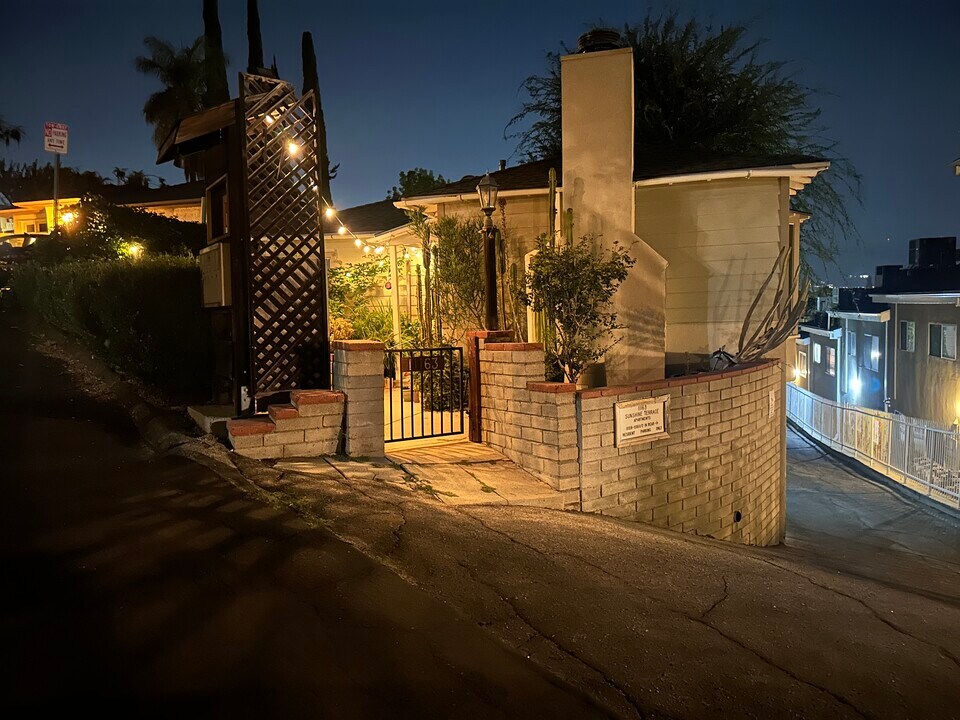 11161 Sunshine Ter in Studio City, CA - Building Photo
