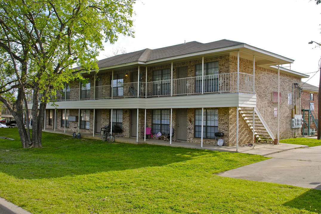 Eagle's Crossing in Denton, TX - Building Photo