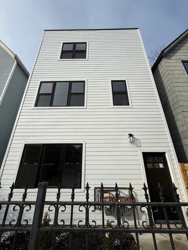 2750 W Francis Pl, Unit 2 in Chicago, IL - Building Photo - Building Photo
