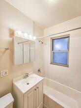 1100 W Roscoe St, Unit 16 in Chicago, IL - Building Photo - Building Photo