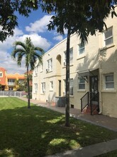 Harrison Manor in Hollywood, FL - Building Photo - Building Photo