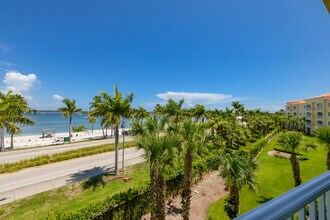 35 Harbour Isle Dr W in Fort Pierce, FL - Building Photo - Building Photo