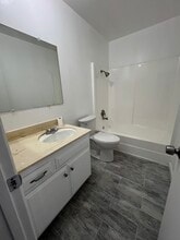 2626 W Aurora St, Unit 4 in Santa Ana, CA - Building Photo - Building Photo