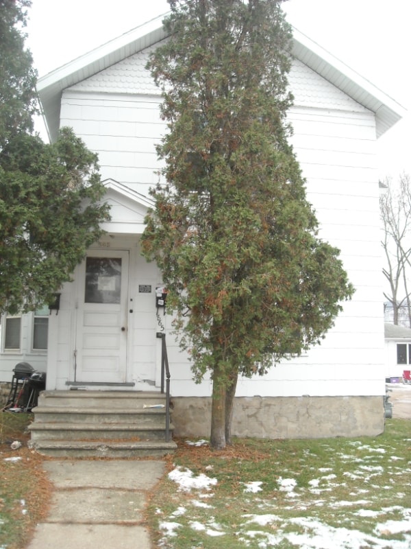 property at 865 W 5th St