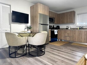 1684 SW 10th St in Miami, FL - Building Photo - Building Photo