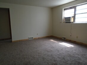 2110 Elm Ln in Manhattan, KS - Building Photo - Building Photo