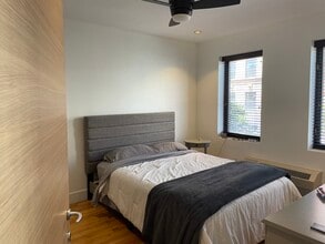 194 Meserole St, Unit 2a in Brooklyn, NY - Foto de edificio - Building Photo