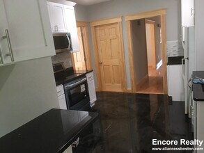 152 Winchester St, Unit 2 in Brookline, MA - Building Photo - Building Photo