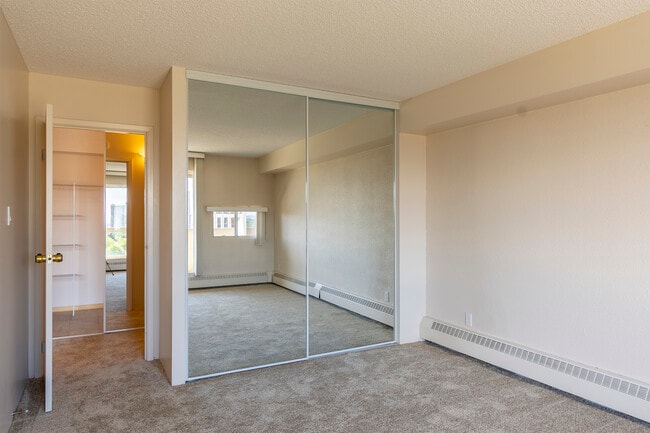 Le Jardin Apartments in Edmonton, AB - Building Photo - Building Photo
