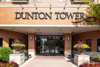 Dunton Tower Apartments in Arlington Heights, IL - Foto de edificio - Building Photo