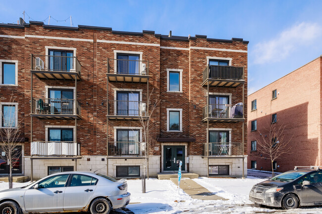 1077 Du Canadien-Pacifique St in Montréal, QC - Building Photo - Building Photo