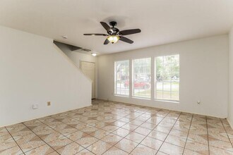 2106 Falling Oaks Rd in Houston, TX - Building Photo - Building Photo